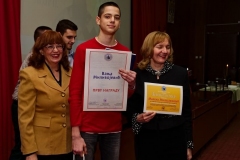 Првонаграђени Вања Милојевић и проф. Милена Милисављевић са проф. др Зоном Мркаљ