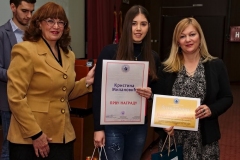 Првонаграђена Кристина Милановић, проф. Валентина Златановић и председница жирија